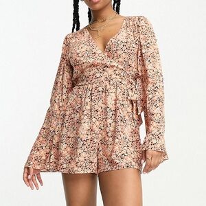 🆕Miss Selfridge flared sleeve floral romper